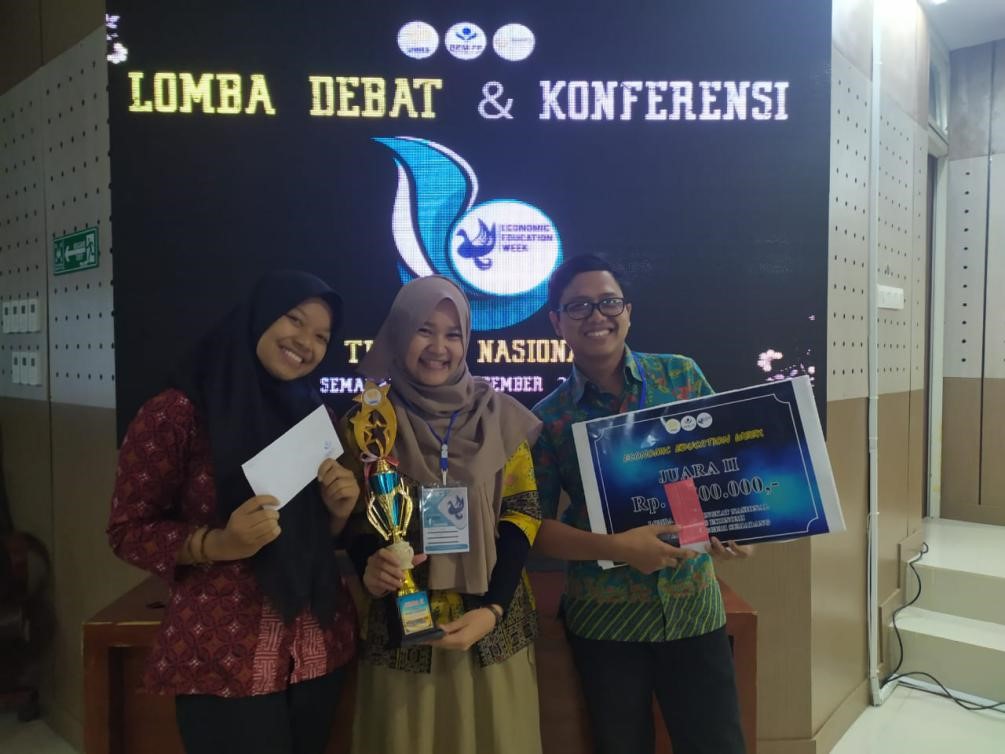 TIM FAPERTA UGM RAIH JUARA II LOMBA DEBAT EKONOMI – Fakultas Pertanian